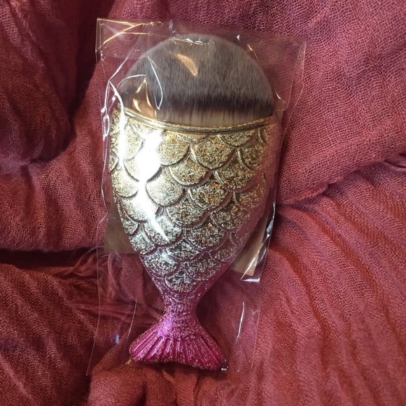 Fishtail Foundation Brush (1) - Picture 2 of 3